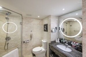 Gratis toiletartikelen, een haardroger, pantoffels, handdoeken