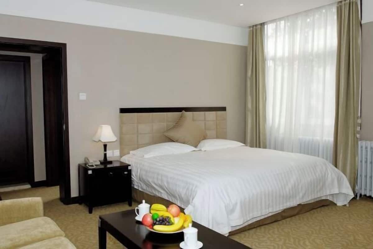Blackout curtains, free WiFi, bed sheets