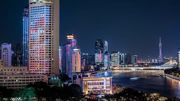 Fachada de la propiedad por la tarde o noche