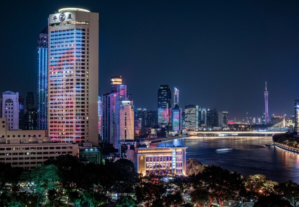 Voorkant accommodatie - avond/nacht