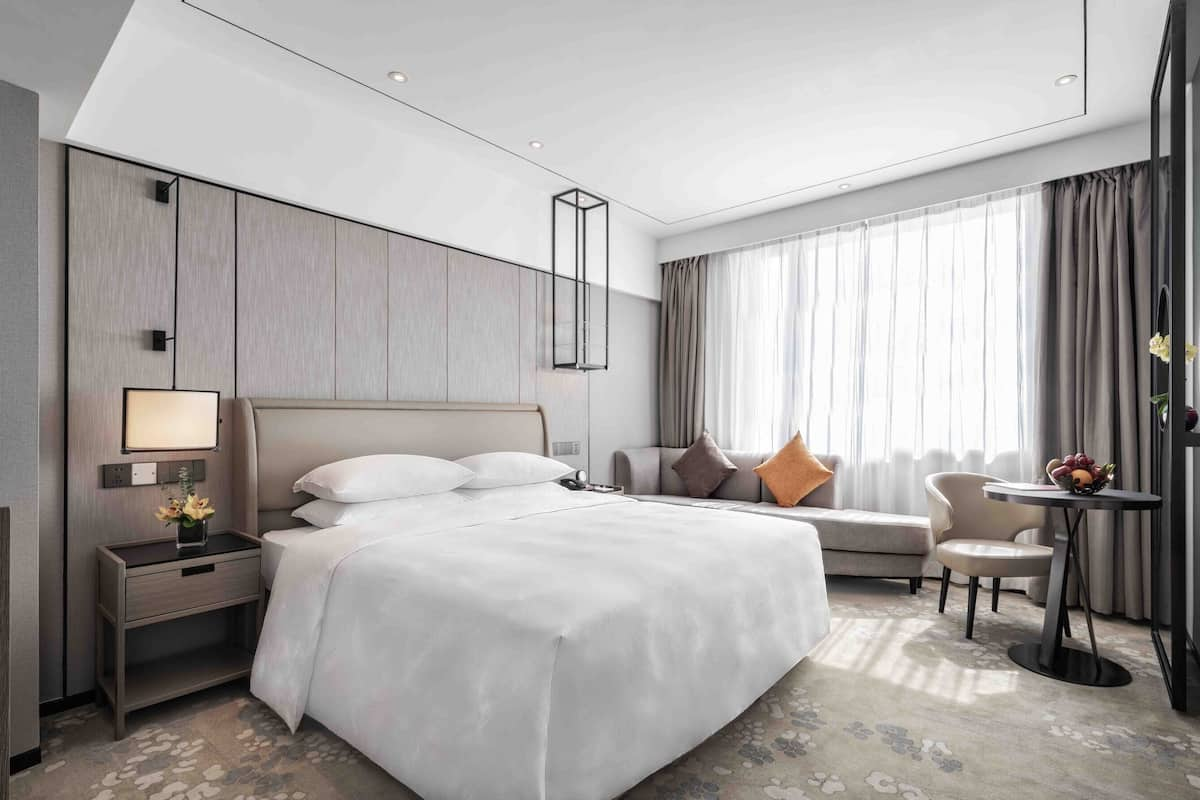 Landmark Theme River View Double Room | Minibar, in-room safe, desk, blackout curtains