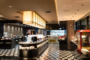 3 restaurants, breakfast, lunch, dinner served; Chinese cuisine