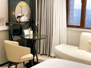 Dobbeltrom, elveutsikt | Safe på rommet, skrivebord, blendingsgardiner og lydisolert