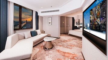 Quarto premier | Cofres nos quartos, escrivaninha, cortinas blackout
