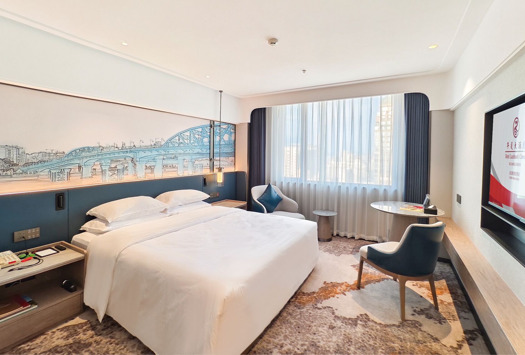 Kahden hengen deluxe-huone | Tallelokero huoneessa, työpöytä, pimennysverhot, äänieristys