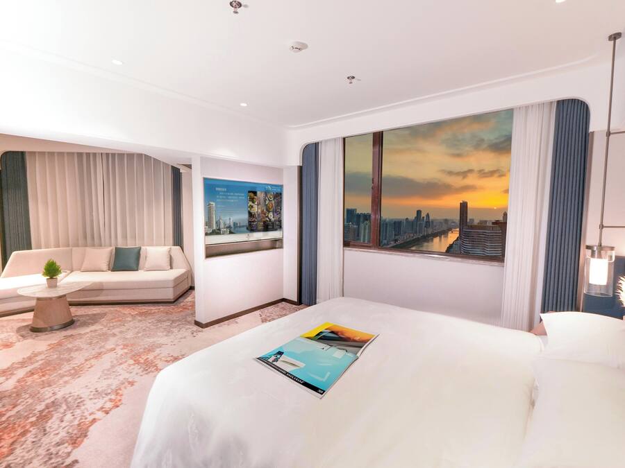 Premier Suite, 1 King Bed | In-room safe, desk, blackout curtains, soundproofing