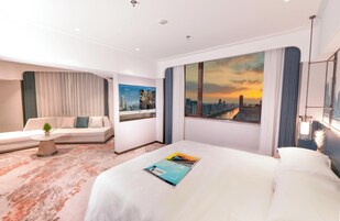 华尊大床房 | 客房内保险箱、办公桌、遮光窗帘、隔音