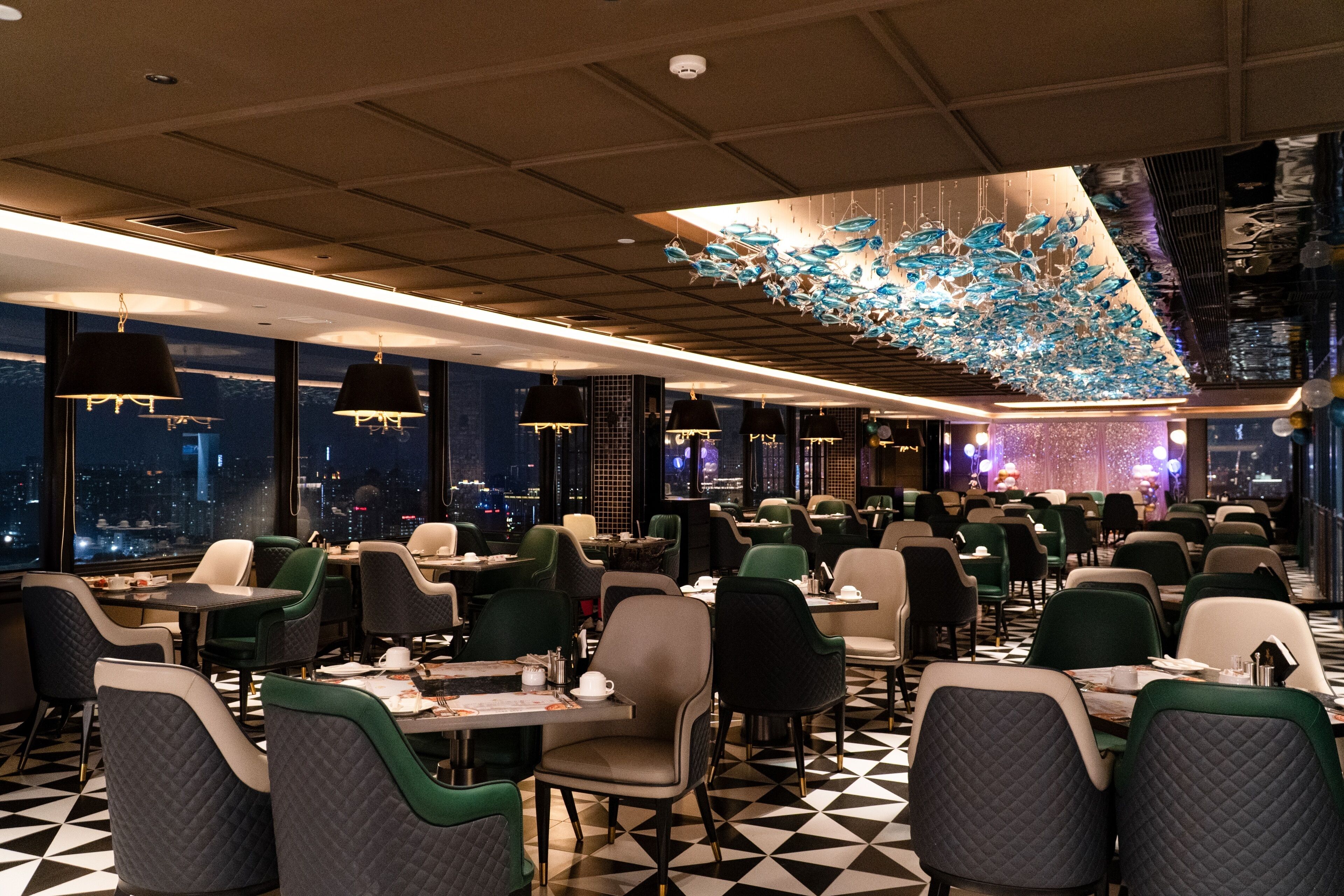 3 restaurants, servant le déjeuner et le dîner; cuisine chinoise