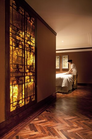 Couples treatment room(s), sauna, hot tub, steam room, body treatments