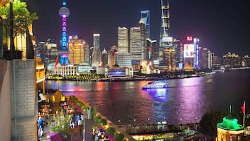 4 restaurantes; se sirve desayuno, almuerzo y cena; cocina china