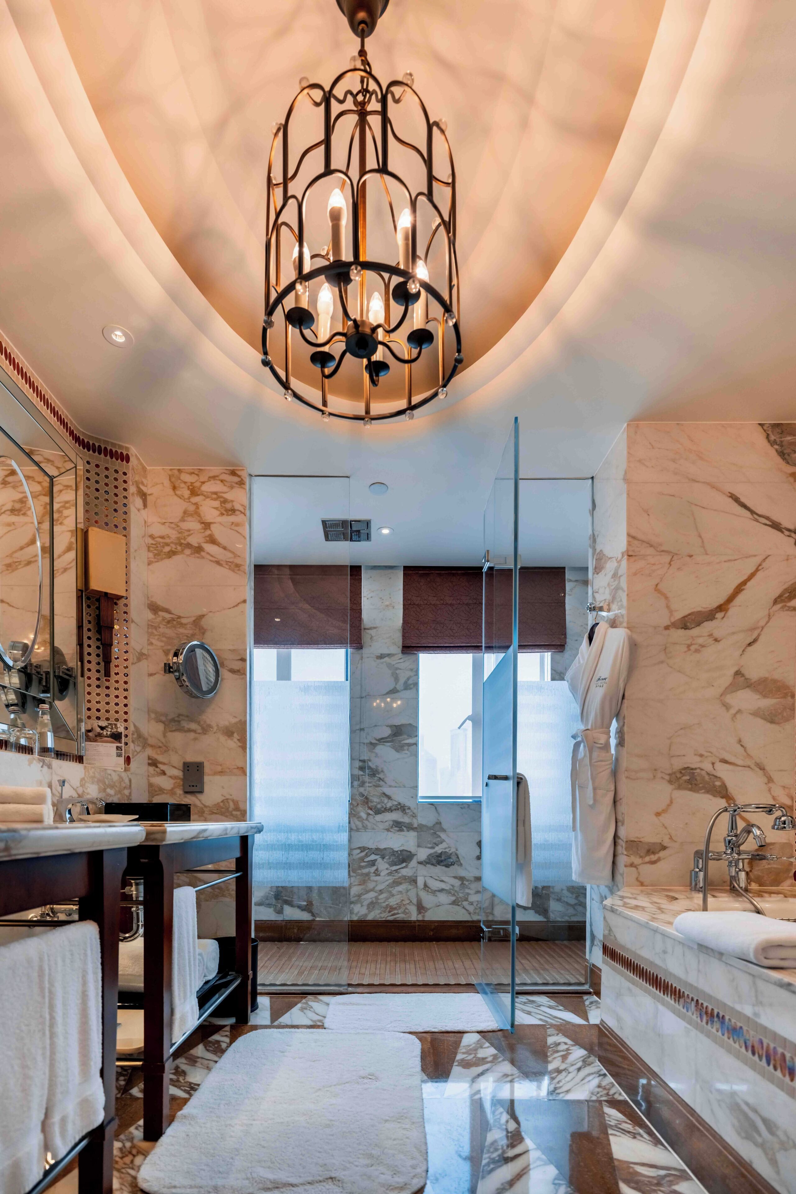 Chambre Signature, 1 très grand lit, non-fumeur | Salle de bain | Baignoire et douche séparées, douche cascade