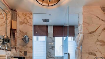 Chambre Signature, 1 très grand lit, non-fumeur | Salle de bain | Baignoire et douche séparées, douche cascade
