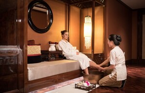 Salas de tratamiento para parejas, sauna y tina de hidromasaje 