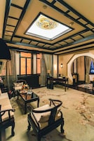 Nine Nation Suite | Living area | 37-inch flat-screen TV with satellite channels, Smart TV, pay movies