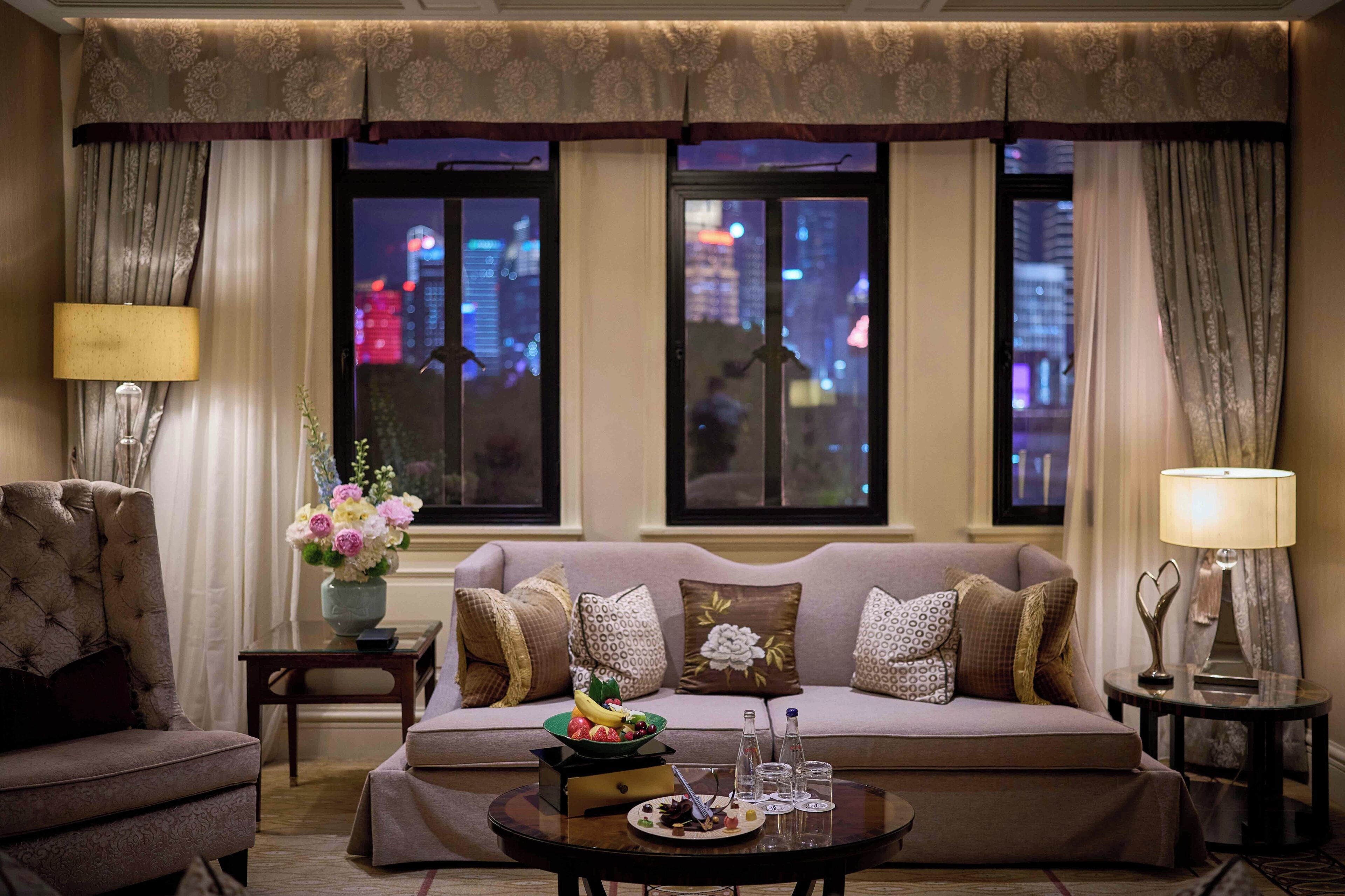 Signature Riverview Suite | Living area | 37-inch flat-screen TV with satellite channels, Smart TV, iPod dock