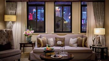 Signature Riverview Suite | Living area | 37-inch flat-screen TV with satellite channels, Smart TV, iPod dock