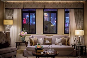 Signature Riverview Suite | Living area | 37-inch flat-screen TV with satellite channels, Smart TV, pay movies