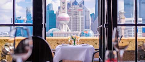 4 restaurantes, se sirven desayunos, comidas, cenas y cocina china