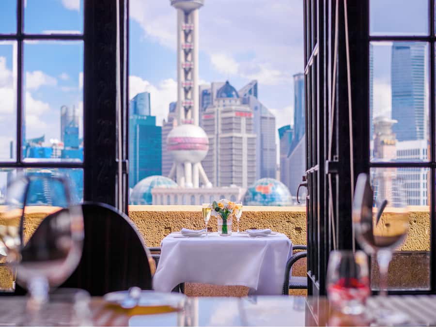 4 restaurantes; se sirven desayunos, almuerzos, cenas y cocina china