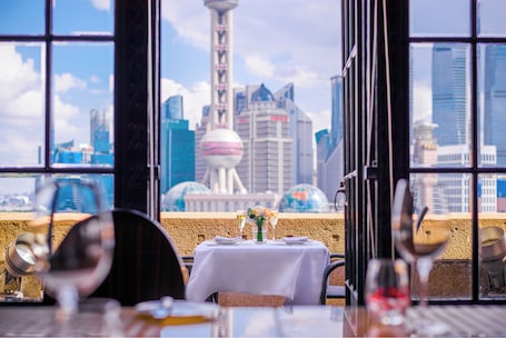 4 restaurantes, com serviço de café da manhã e almoço; culinária chinesa. Fairmont Peace Hotel on the Bund