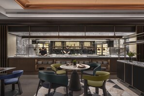 2 restaurants, servant le déjeuner et le dßner; cuisine chinoise