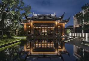 2 restauranter, frokost, lunsj og middag serveres, kinesiske retter