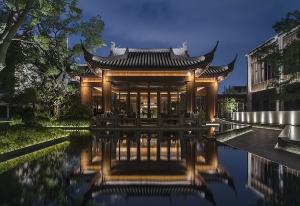 2 restaurants servant le petit déjeuner, spécialités Cuisine chinoise