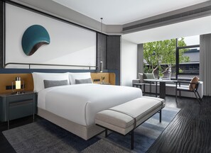 Chambre Prestige, 1 trÚs grand lit, vue sur le fleuve | Minibar, coffre-fort, décor unique, ameublement unique