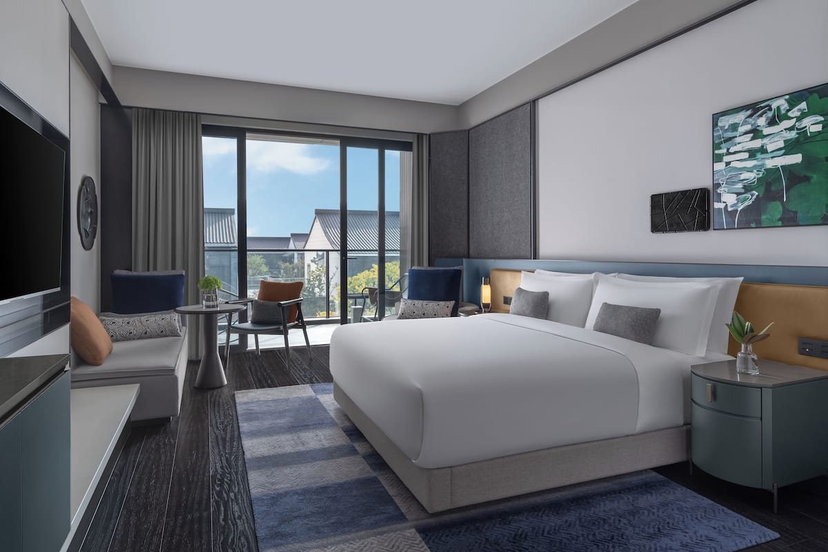 Kamer, 1 kingsize bed, uitzicht op rivier (Essential) | Een minibar, een kluis op de kamer, individueel gedecoreerd