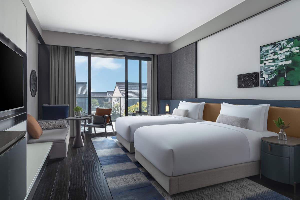 Eenvoudige kamer, meerdere bedden, uitzicht op rivier (Essential) | Een minibar, een kluis op de kamer, individueel gedecoreerd