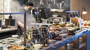 Un montaje de buffet con diferentes recipientes de comida y utensilios.