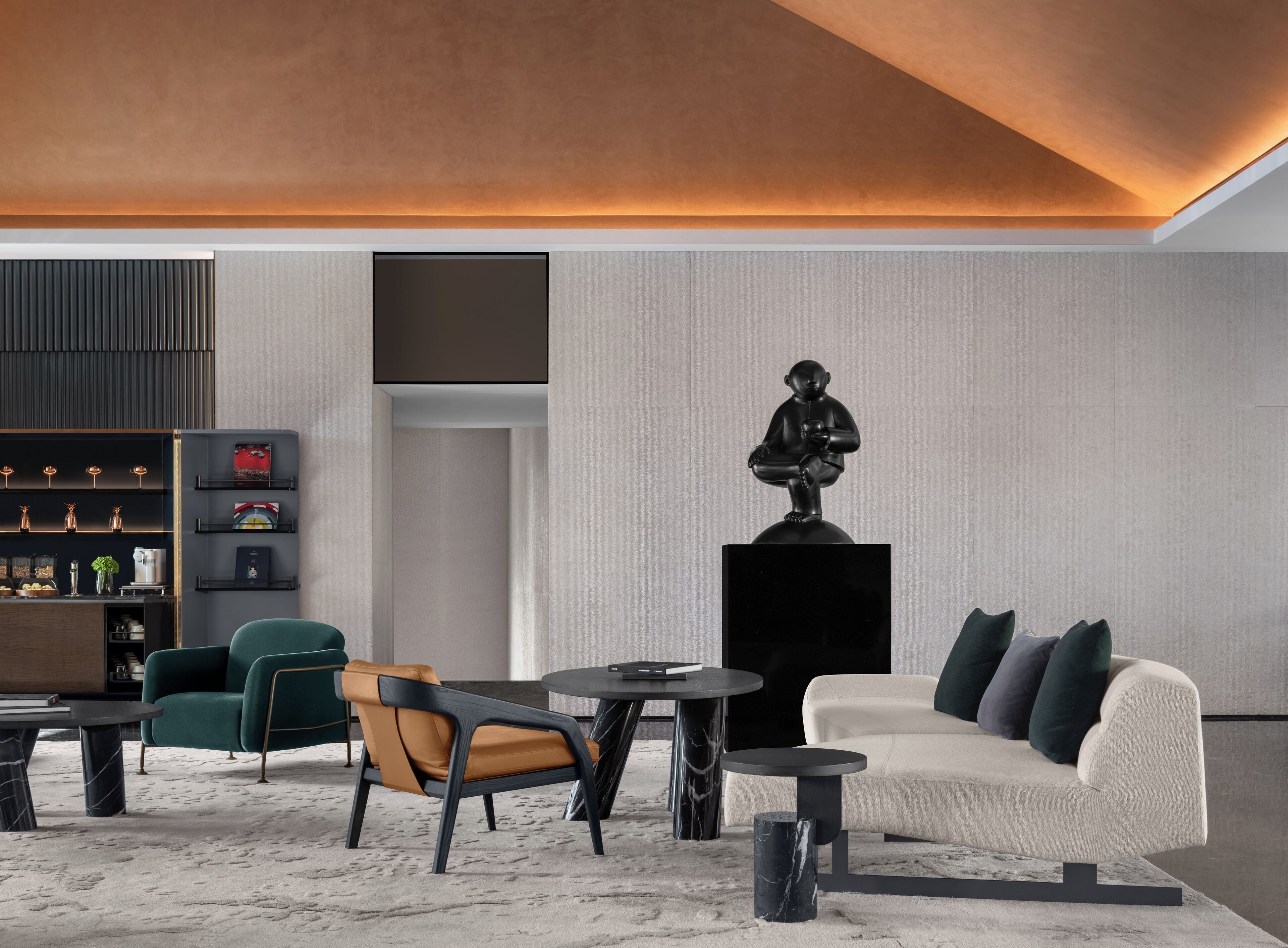 Una sala de estar moderna con un sofá, sillones, una mesa de centro, una mesita auxiliar, una estantería y una estatua.