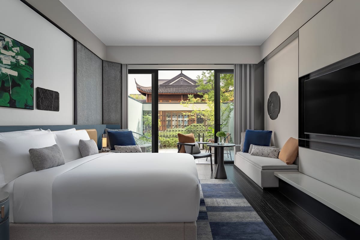 1 King Essential Outdoor Living Area | Minibar, in-room safe, individually decorated, individually furnished