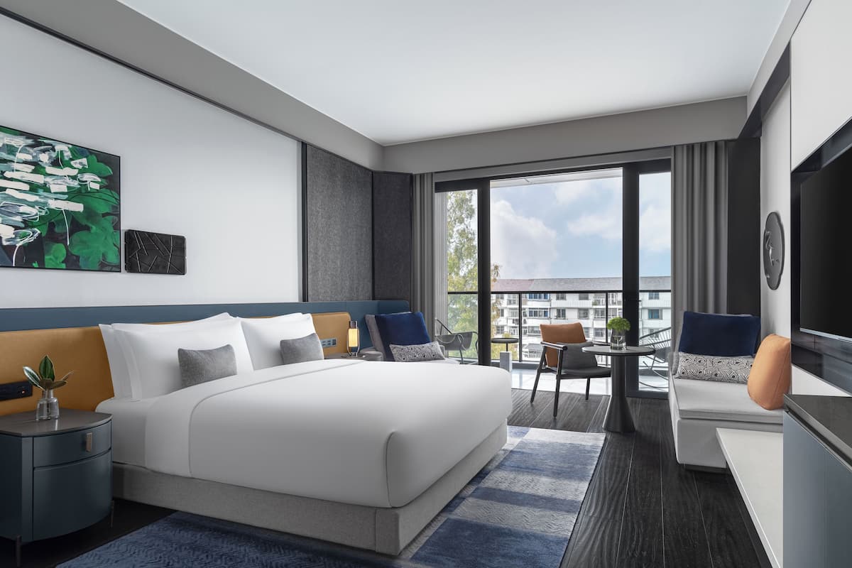 1 King Essential River View | Minibar, in-room safe, individually decorated, individually furnished
