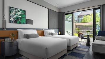 Une chambre d’hôtel moderne avec deux lits, une petite table et une chaise.