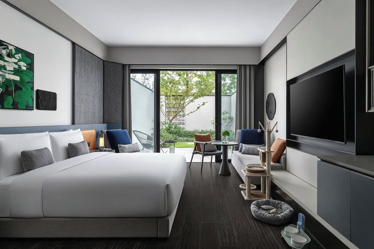 客房, 1 张特大床 (Essential Outdr Lvng Area Pet Frndly) | 迷你吧、客房内保险箱、特色装修、特色家居