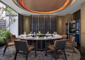 2 restaurants, breakfast, lunch, dinner served; Chinese cuisine