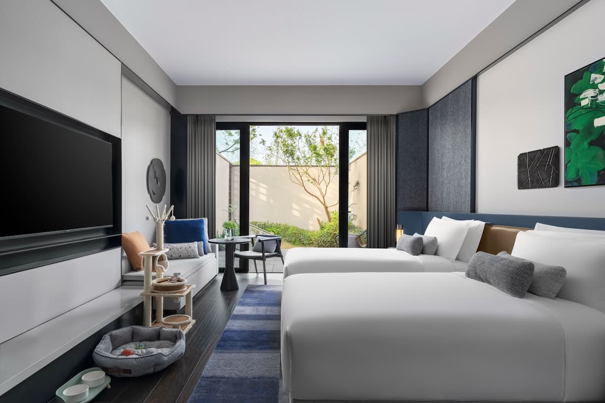 客房, 多张床 (Essential Outdr Lvng Area Pet Frndly) | 迷你吧、客房内保险箱、特色装修、特色家居