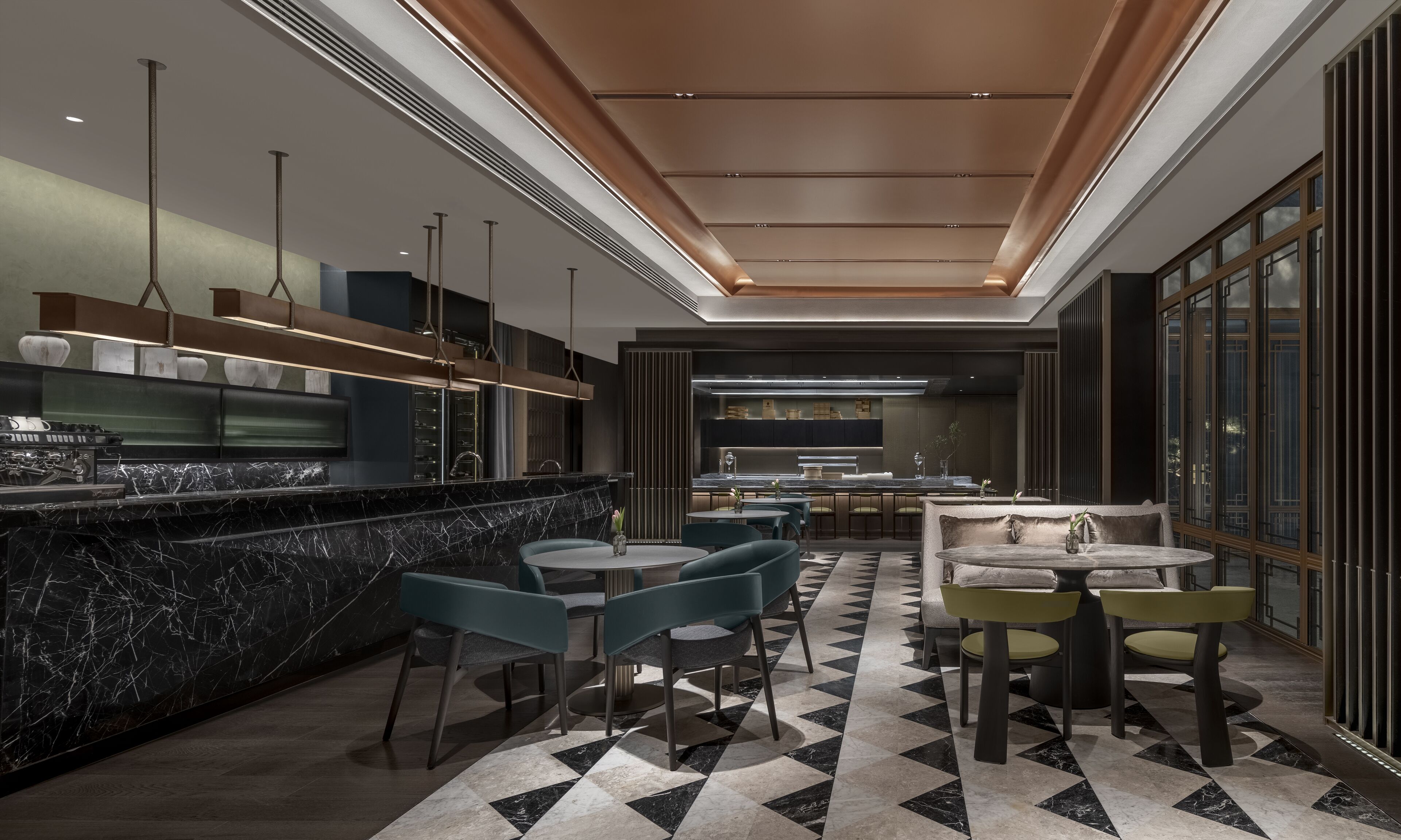 Ein modernes Restaurant mit einer Marmorbar, türkisfarbenen Stühlen und einem geometrischen Bodenbelag.