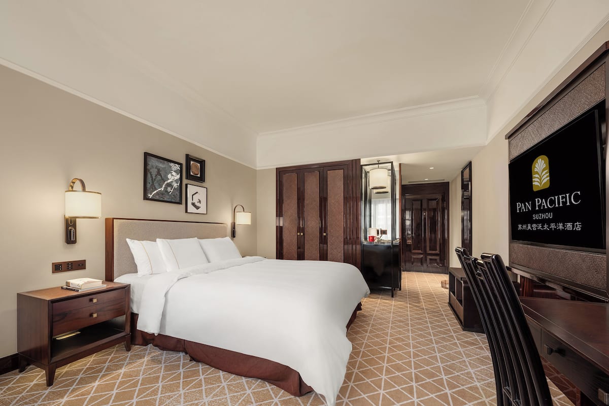Deluxe tweepersoonskamer, 1 kingsize bed | 2 slaapkamers, donzen dekbedden, een minibar, een kluis op de kamer