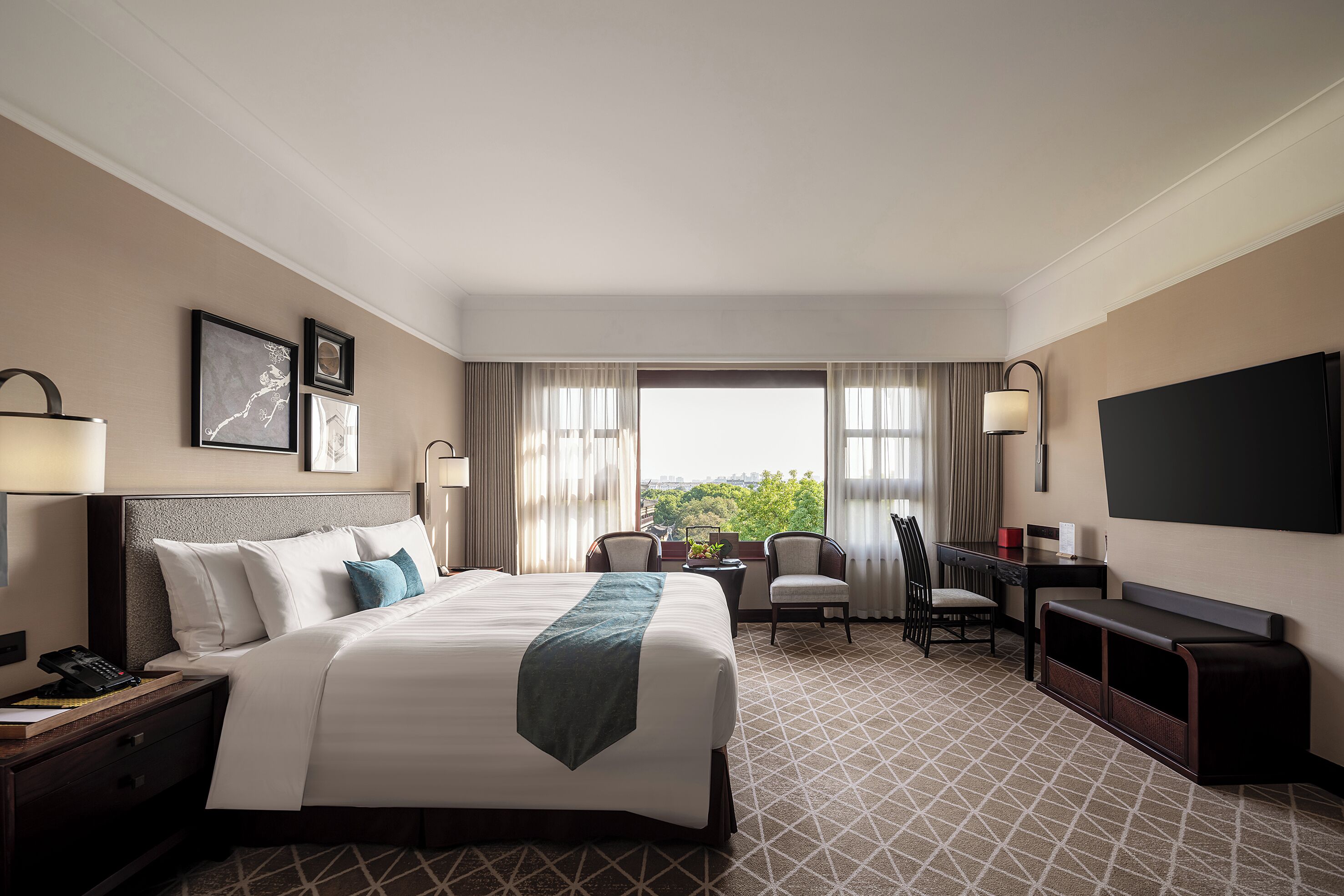 至尊园景大床房 | 羽绒被、迷你吧、客房内保险箱、遮光窗帘