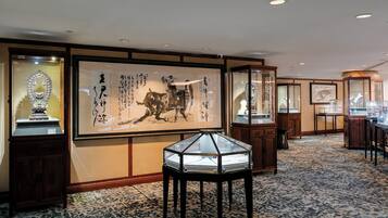 Um quarto japonês tradicional com tatames, um painel shoji e arte caligráfica.