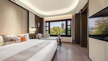 Suite Premier, 1 Tempat Tidur King, balkon | Selimut bulu angsa, minibar, brankas, dan tirai kedap cahaya