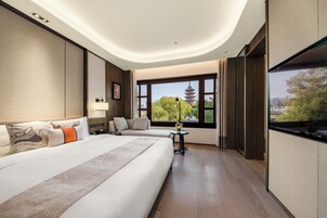 Pagoda Suite | Down comforters, minibar, in-room safe, blackout drapes