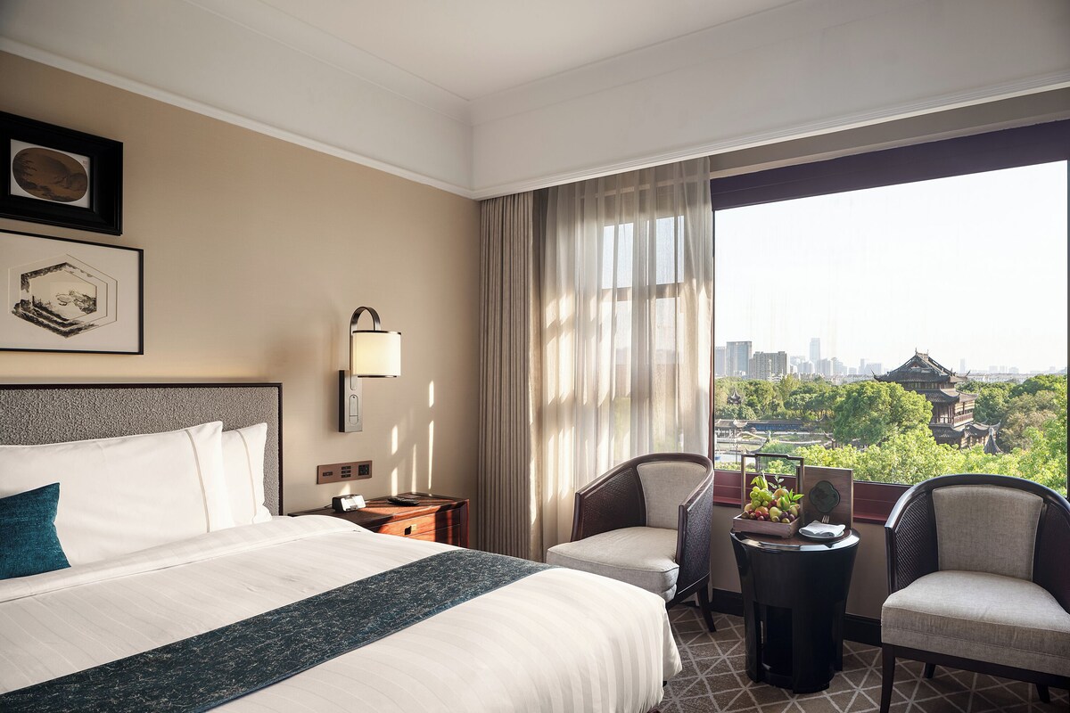 Phòng Premier, 1 giường cỡ king, không hút thuốc, quang cảnh sân vườn | Chăn bông, minibar, két bảo mật tại phòng, màn/rèm cản sáng 