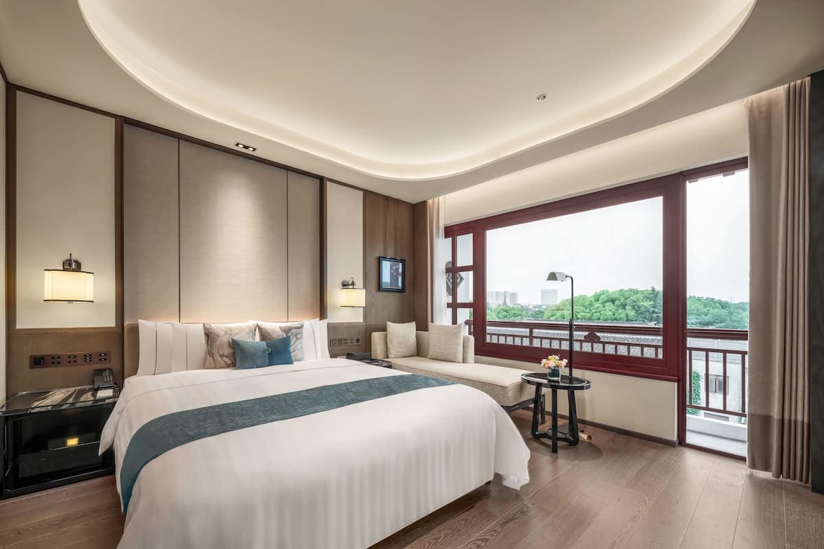 Premier Balcony Suite | Down comforters, minibar, in-room safe, blackout drapes