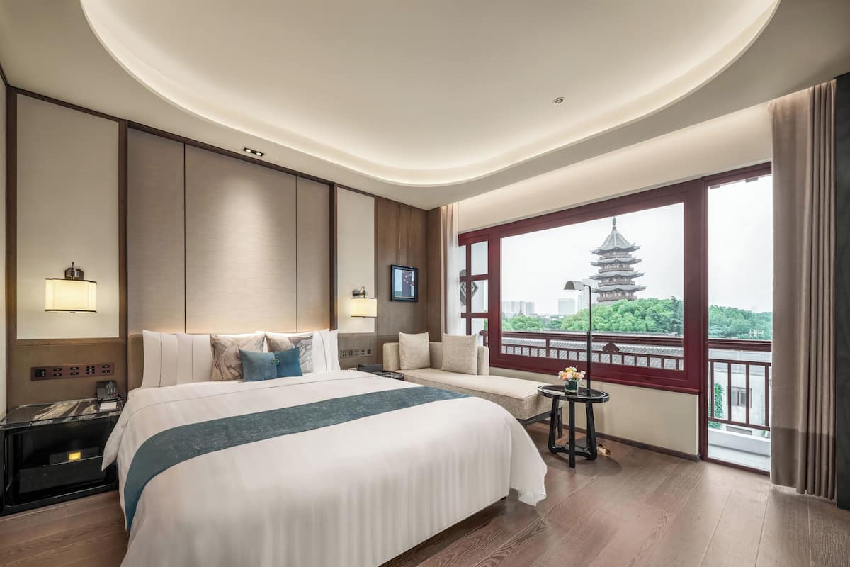 Pagoda Suite | Down comforters, minibar, in-room safe, blackout drapes