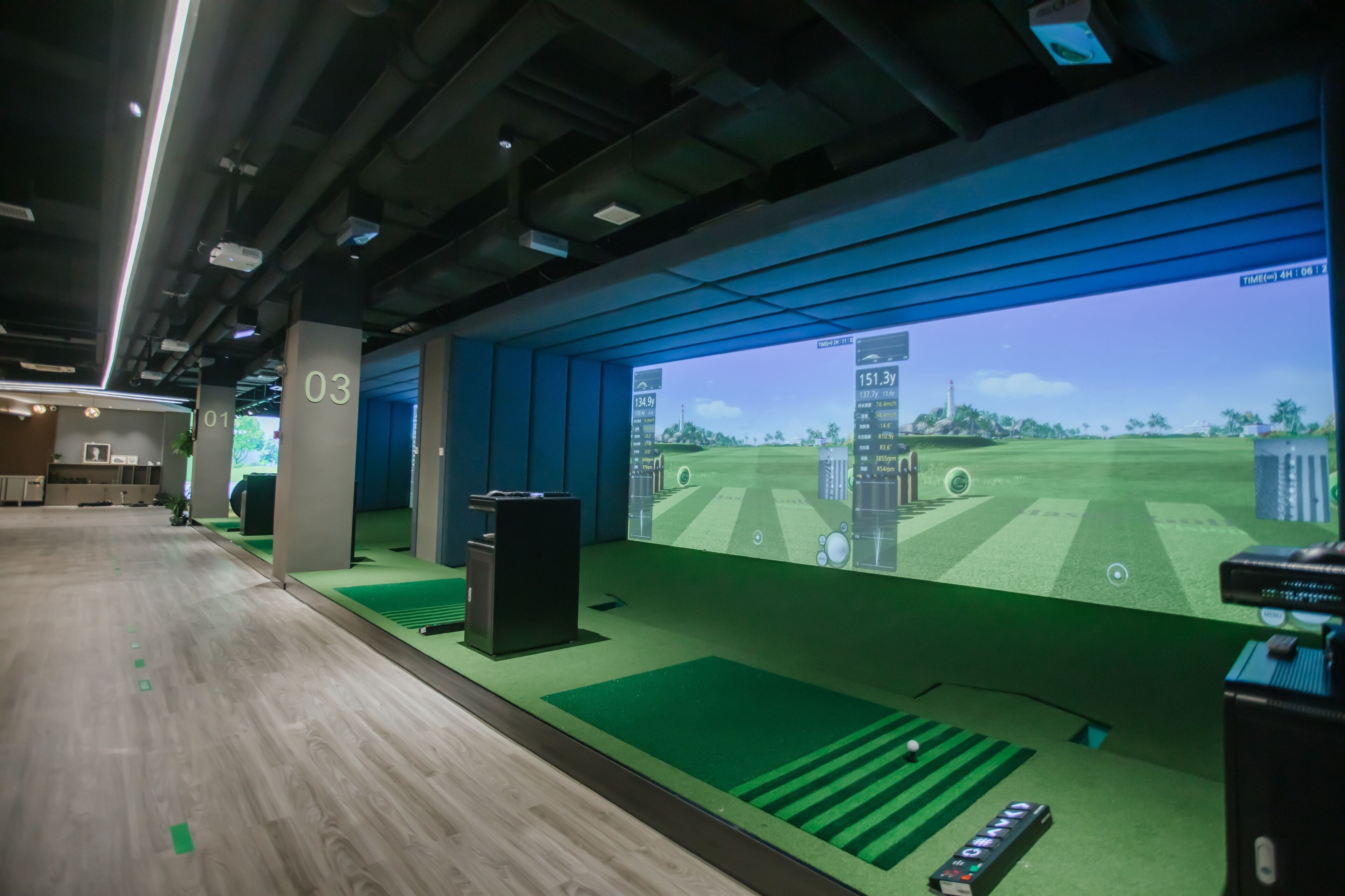 Indoor golf driving range