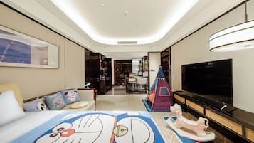 Suite familiar | Edredón, minibar y caja de seguridad en la habitación