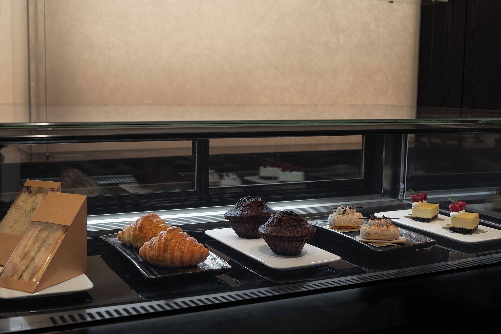 Een vitrine met gebak en desserts.